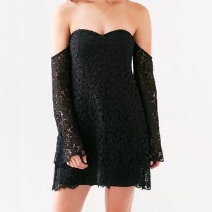 NWT Bardot Antoinette Lace Off The Shoulder Long Sleeve Black Size US 6